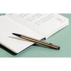 Caran d'Ache Paul Smith balpen op een bureau
