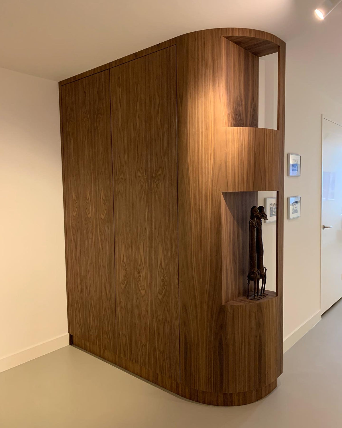 Maatwerk garderobekast in noten met ronde hoek, gemaakt door Gaav Interieur