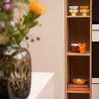 Geschenkbox Cozy Colourful van Collections by Gaav Interieur gestyled in een houten vakkenkast: &klevering Sun schaaltjes, Charlo voorraadpot, oranje Serax Owl vaas en Pudding citruspers