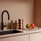 Geschenkbox Kitchen Stories van Collections by Gaav Interieur op het aanrecht: Addison Ross Bobbin peper- en zoutmolens, Ajen Hand Wash en Balm en Blister Bowl fruitschaal met fruit
