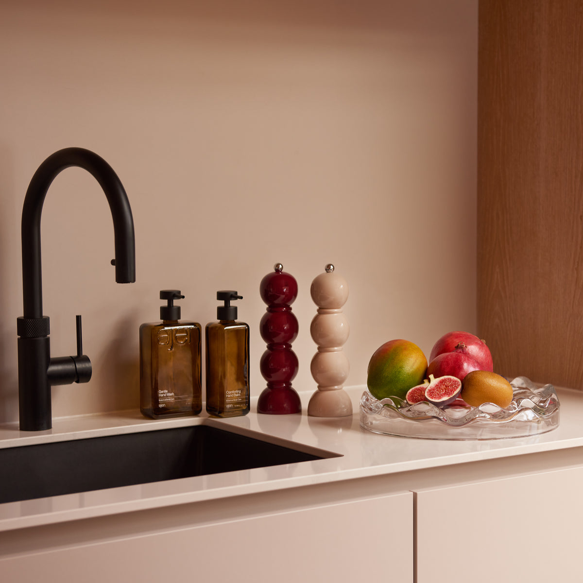 Geschenkbox Kitchen Stories van Collections by Gaav Interieur op het aanrecht: Addison Ross Bobbin peper- en zoutmolens, Ajen Hand Wash en Balm en Blister Bowl fruitschaal met fruit
