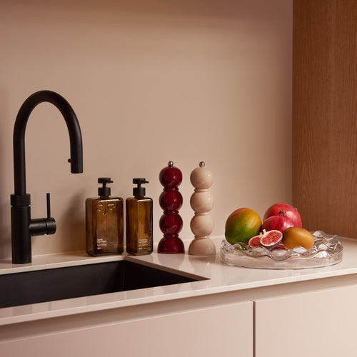 Geschenkbox Kitchen Stories van Collections by Gaav Interieur op het aanrecht: Addison Ross Bobbin peper- en zoutmolens, Ajen Hand Wash en Balm en Blister Bowl fruitschaal met fruit