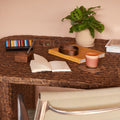 Geschenkbox Office Life van Collections by Gaav Interieur op een bureau: Caran d'Ache 849 balpen by Paul Smith, A6 notebook, eikenhouten penhouder en LIND DNA leren onderzetter