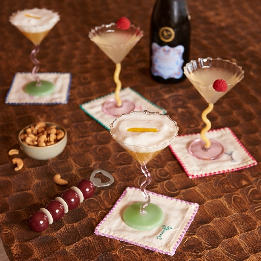 Geschenkbox Social Gathering van Collections by Gaav Interieur: &klevering Curve coupeglazen met cocktails op geborduurde Zigzag servetten en de Addison Ross Bobbin flesopener