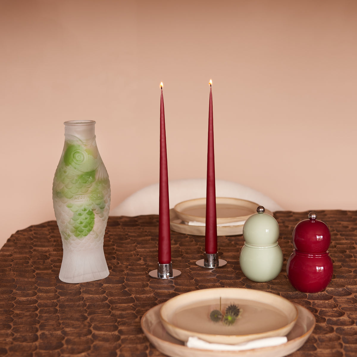 Geschenkbox Table Stories van Collections by Gaav Interieur op een gedekte tafel: Serax Fish & Fish karaf, wijnrode taper kaarsen in zilveren houders en Chubbie peper- en zoutmolens