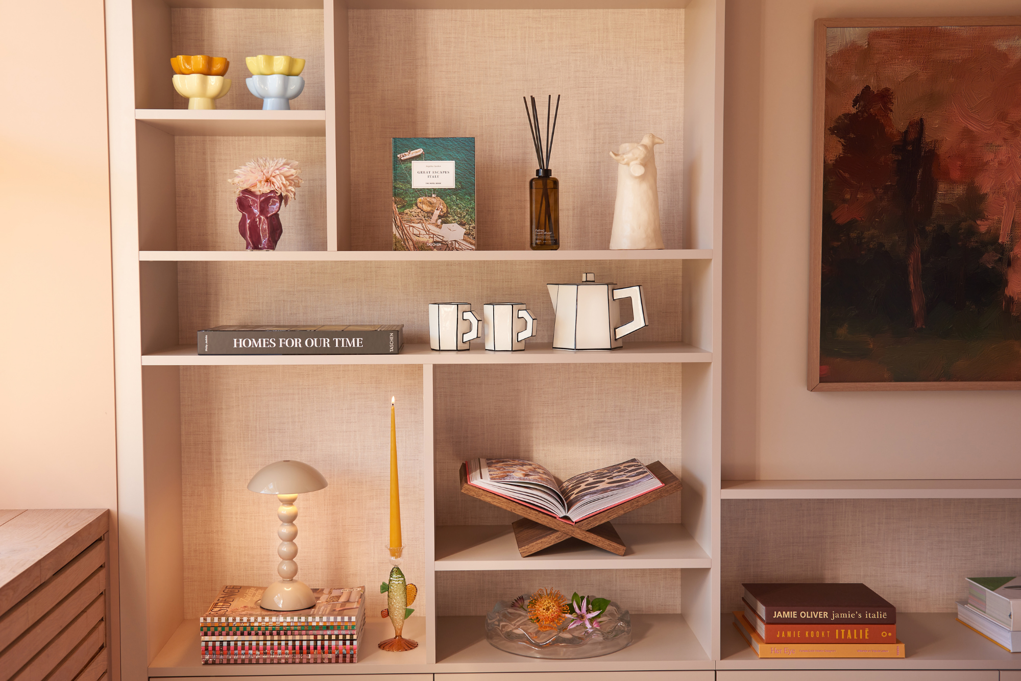 Kast gestyled met designobjecten uit de geschenkboxen van Collections by Gaav Interieur