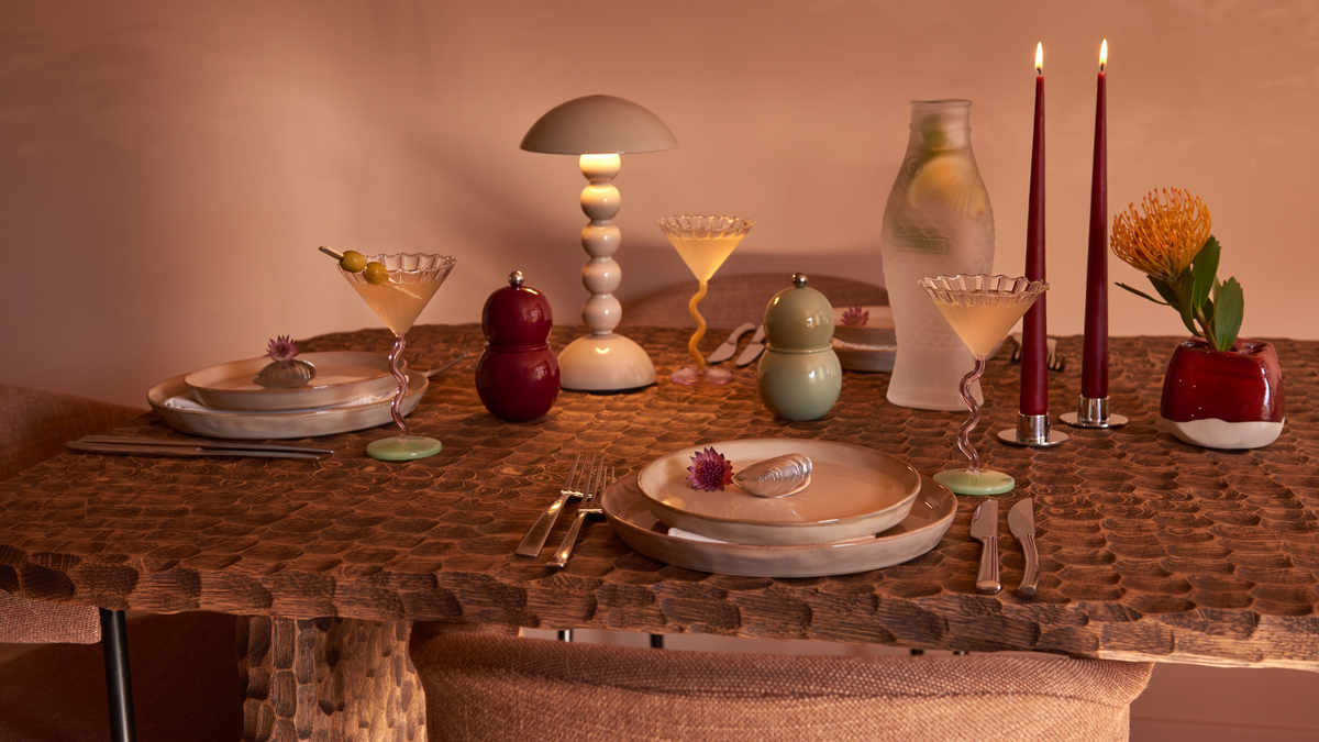 Gedekte tafel met designobjecten uit de geschenkboxen van Collections by Gaav Interieur