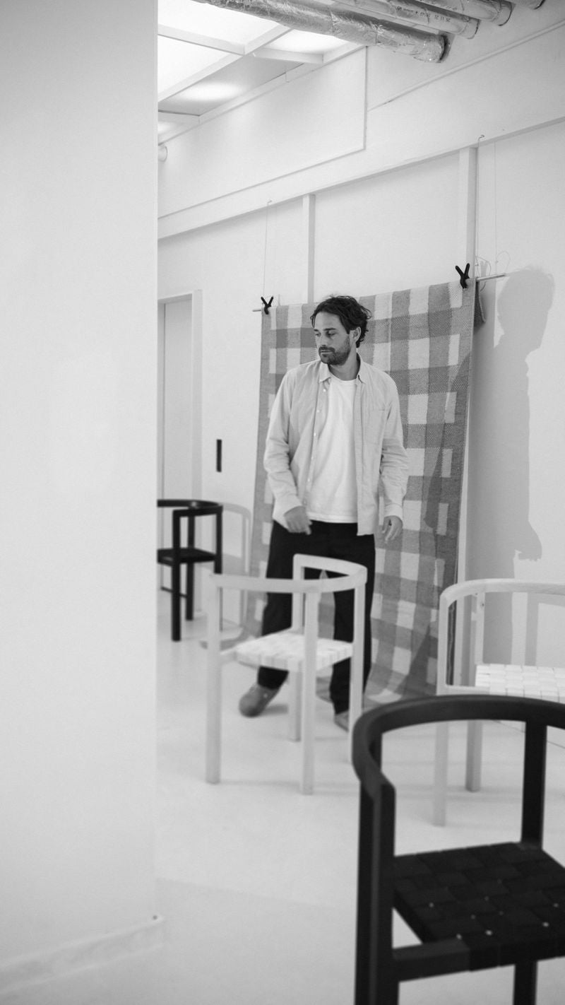 Ontwerper Matias Møllenbach in zijn studio