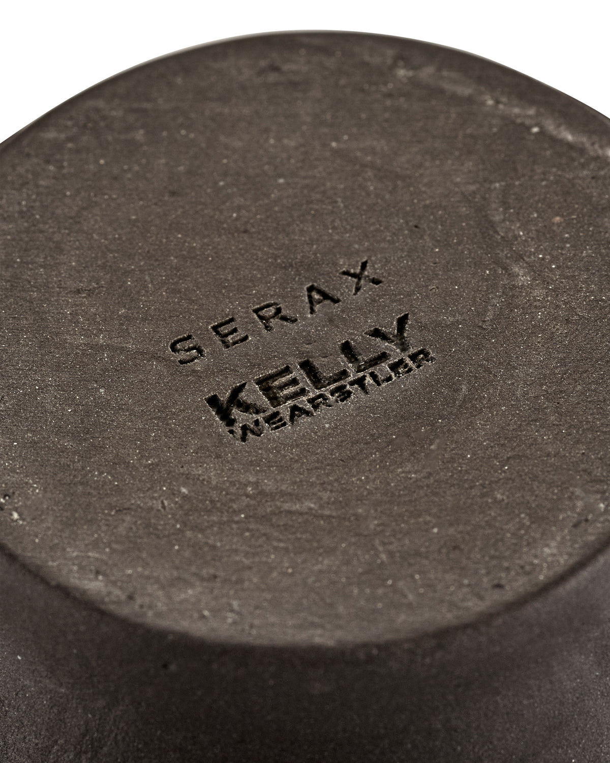 Onderkant van het Serax Dune servies van Kelly Wearstler