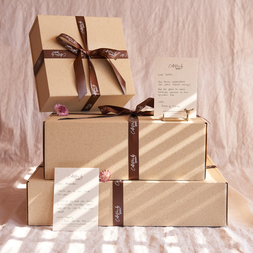 Geschenkboxen van Collections by Gaav Interieur, ingepakt met lint en een handgeschreven kaartje