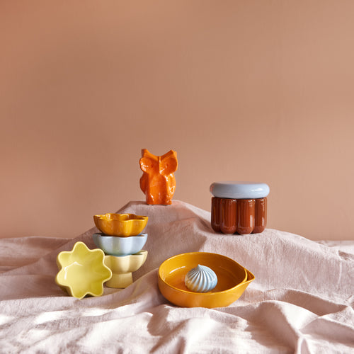 Inhoud geschenkbox Cozy Colourful: oranje Serax Owl vaas by Marni, &klevering Charlo voorraadpot in Brown, vier gekleurde Sun schaaltjes en de gele Pudding citruspers