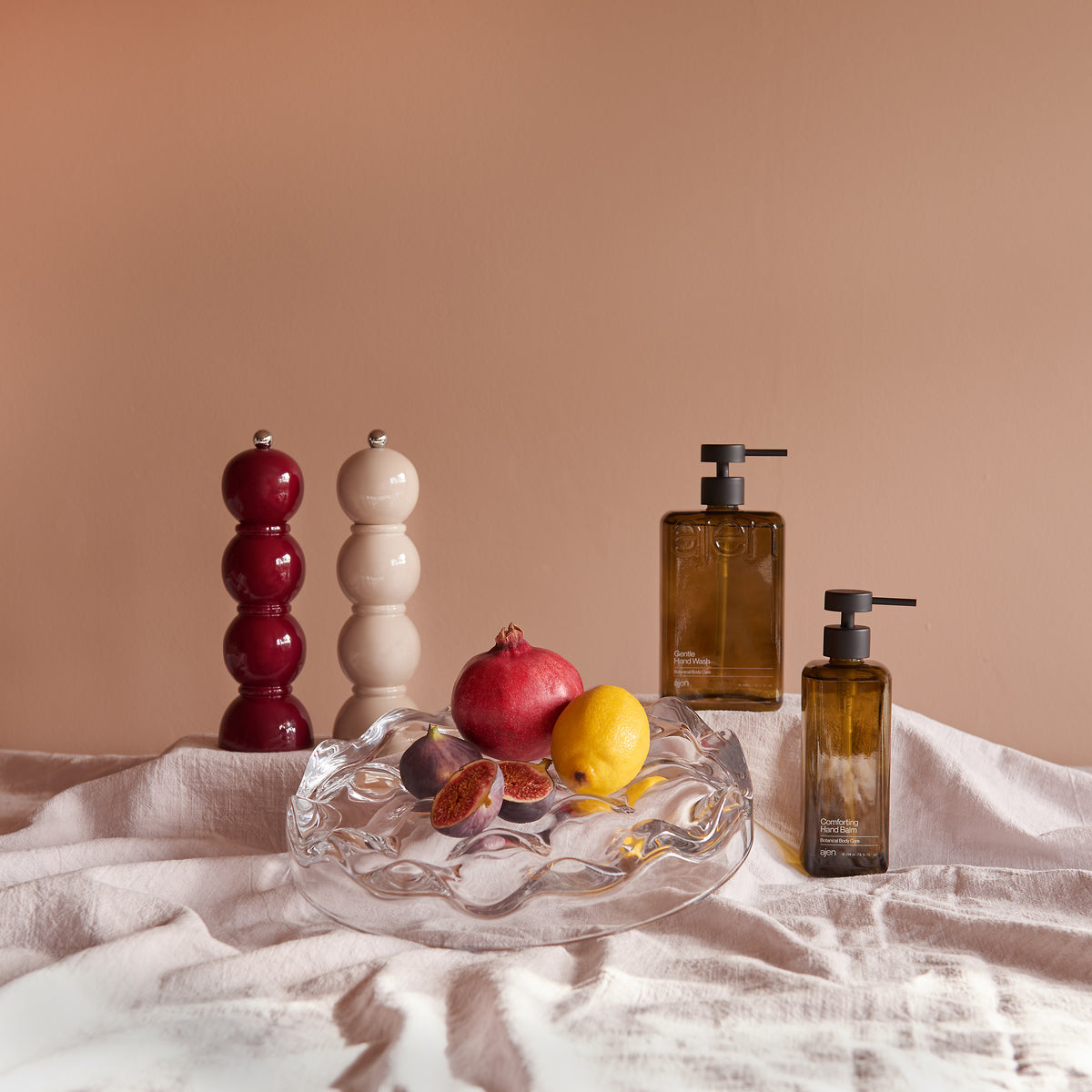 Inhoud geschenkbox Kitchen Stories: Bobbin molens in Cherry en Cappuccino, Matias Møllenbach Blister Bowl van glas met fruit en Ajen Hand Wash en Balm in Wilderloof