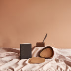 Inhoud geschenkbox Office Life: zwart Paul Smith notebook, eikenhouten penhouder met Caran d'Ache balpen, LIND DNA Curve onderzetters in Nougat en Wood Box in Smoked