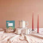 Inhoud geschenkbox Slow Living: TASCHEN Great Escapes Italy, Serax Carte Blanche theepot en twee theekopjes en Ester & Erik taper kaarsen in Aged Rust met zwarte kaarshouders