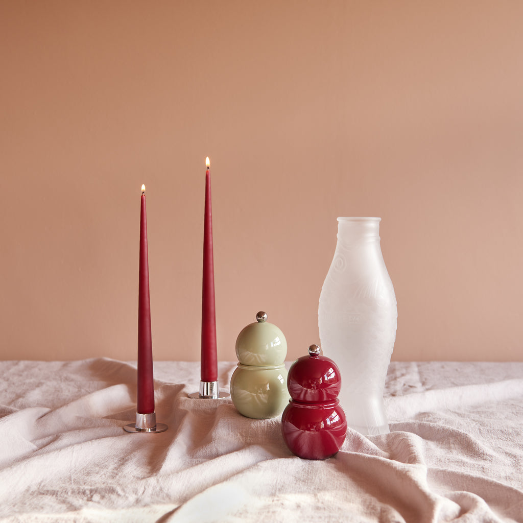 Inhoud geschenkbox Table Stories: Ester & Erik taper kaarsen in Deep Wine met zilveren kaarshouders, Addison Ross Chubbie molens in Sage en Cherry en Serax karaf Frosted White