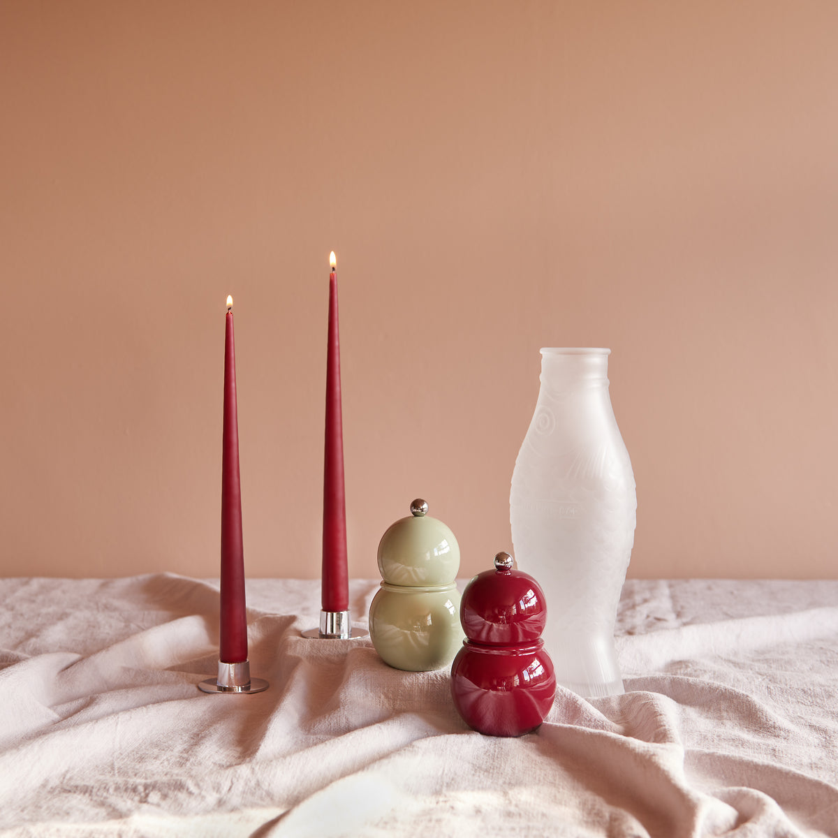 Inhoud geschenkbox Table Stories: Ester & Erik taper kaarsen in Deep Wine met zilveren kaarshouders, Addison Ross Chubbie molens in Sage en Cherry en Serax karaf Frosted White