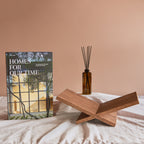 Inhoud van geschenkbox Welcome Home: TASCHEN boek Homes for Our Time, handgemaakte eikenhouten boekenstandaard van Gaav Interieur en Ajen Wilderloof geurstokjes