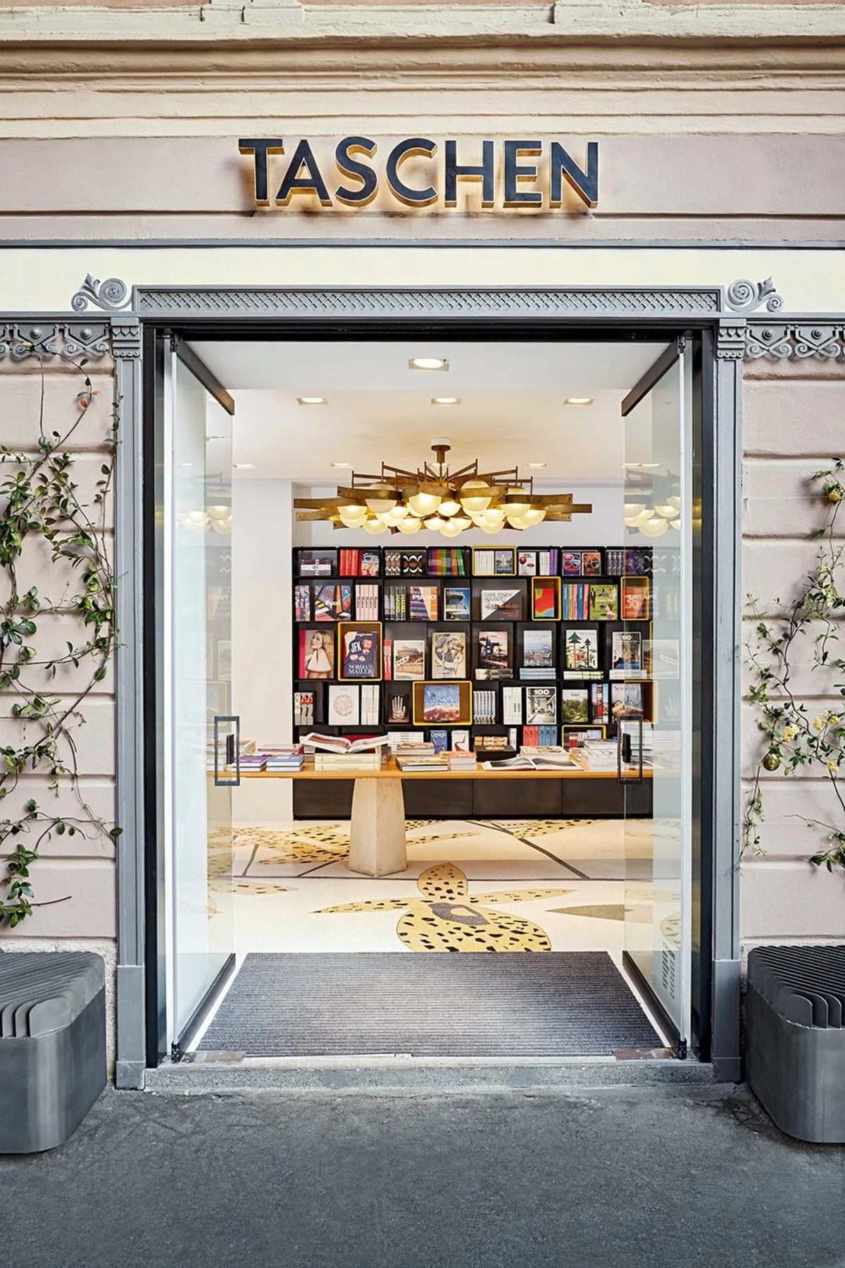 Winkelpui van uitgeverij TASCHEN met boeken in de etalage